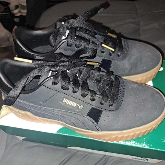 Cali Nubuck Womens Black Pumas with Gum sole - Picture 2 of 10